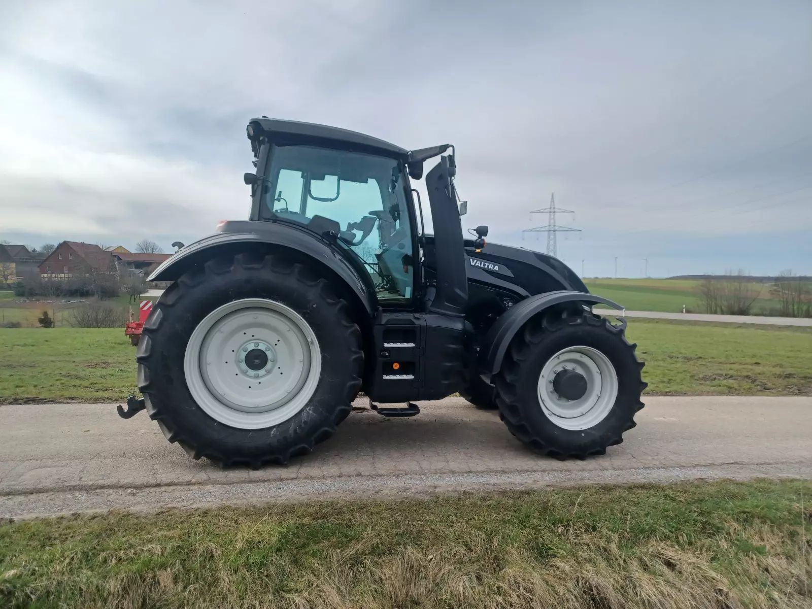Valtra T215D Tractor €145,294