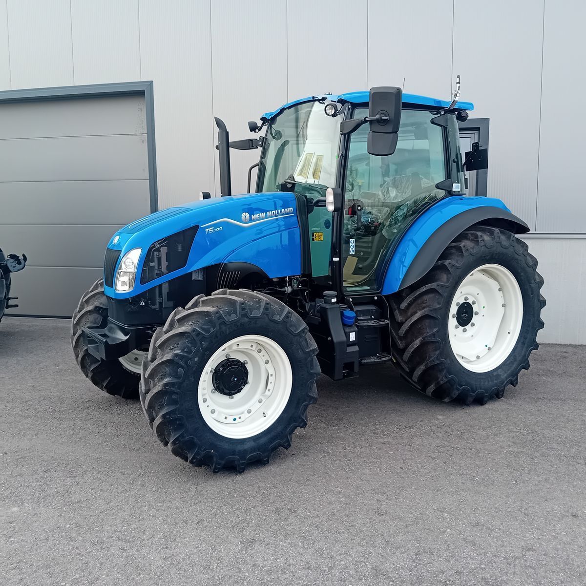 E-FARM: New Holland T5.100 - Tractor - id VSXJUBU - €54,084 - Year of construction: 2025 - Engine hours: 1,Engine power (HP): 100,Austria