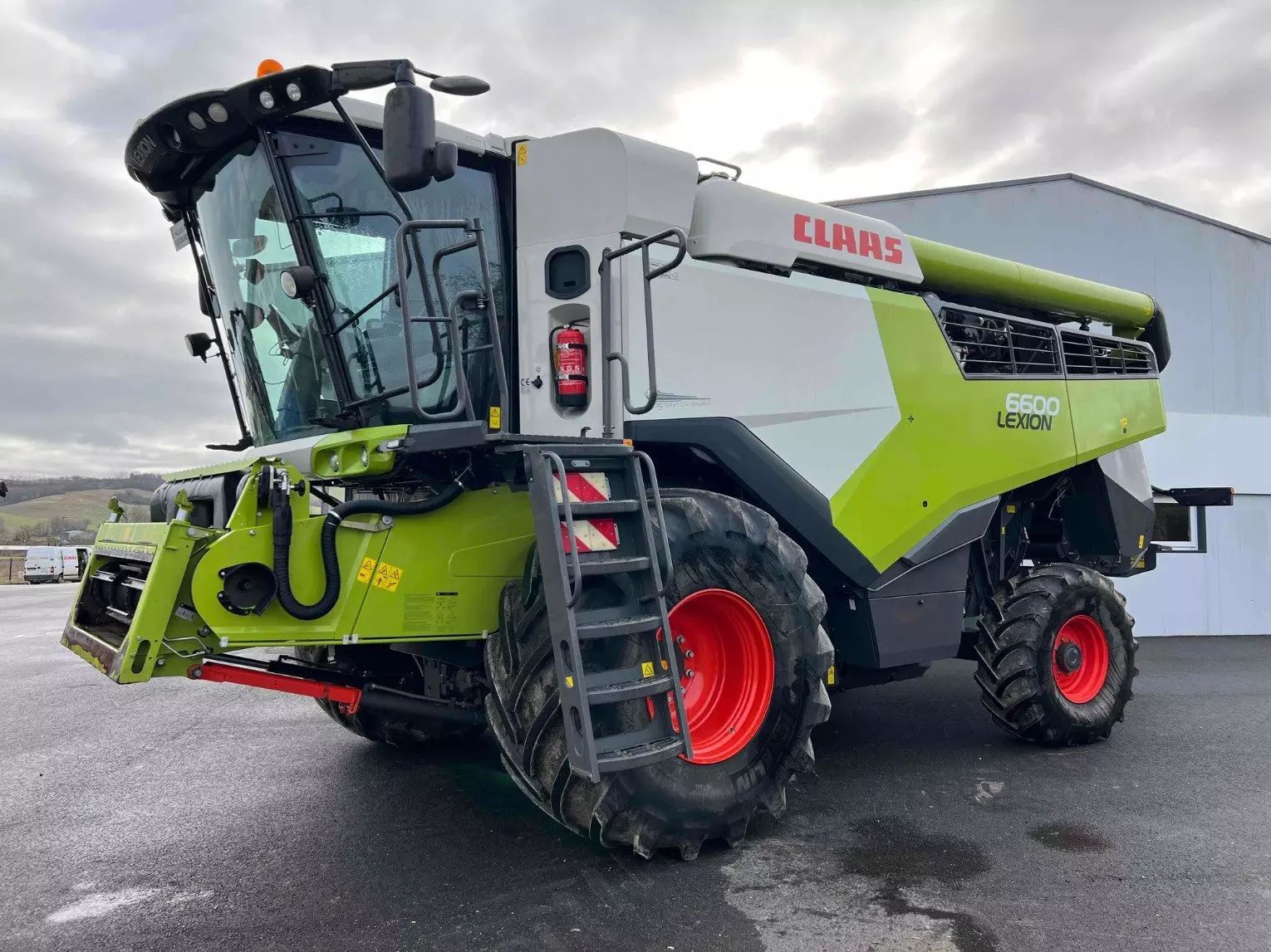 E-FARM: Claas Lexion 6600 - Kombajn zbożowy - id 95B2HN5 - 189 000 € - Rok produkcji: 2020 - Moc silnika: 354,Francja