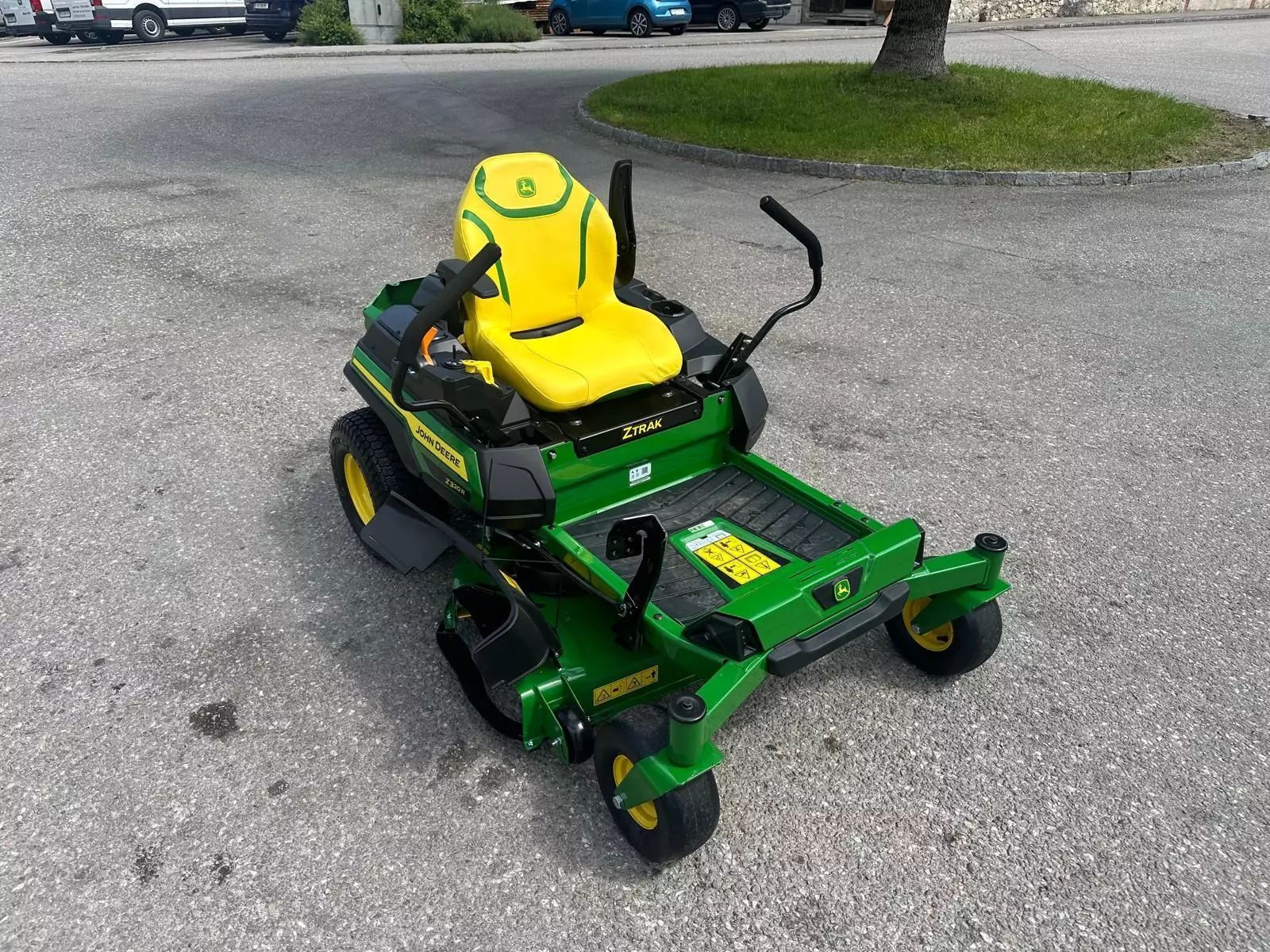 John Deere 320R Plæneklipper 5.416 €