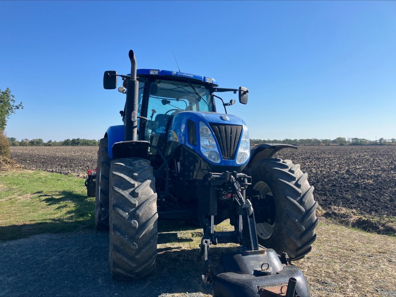 E-FARM: New Holland T7030 - Tractor - id BKIPGMJ - Year of construction: 2008 - Engine hours: 7,300,France