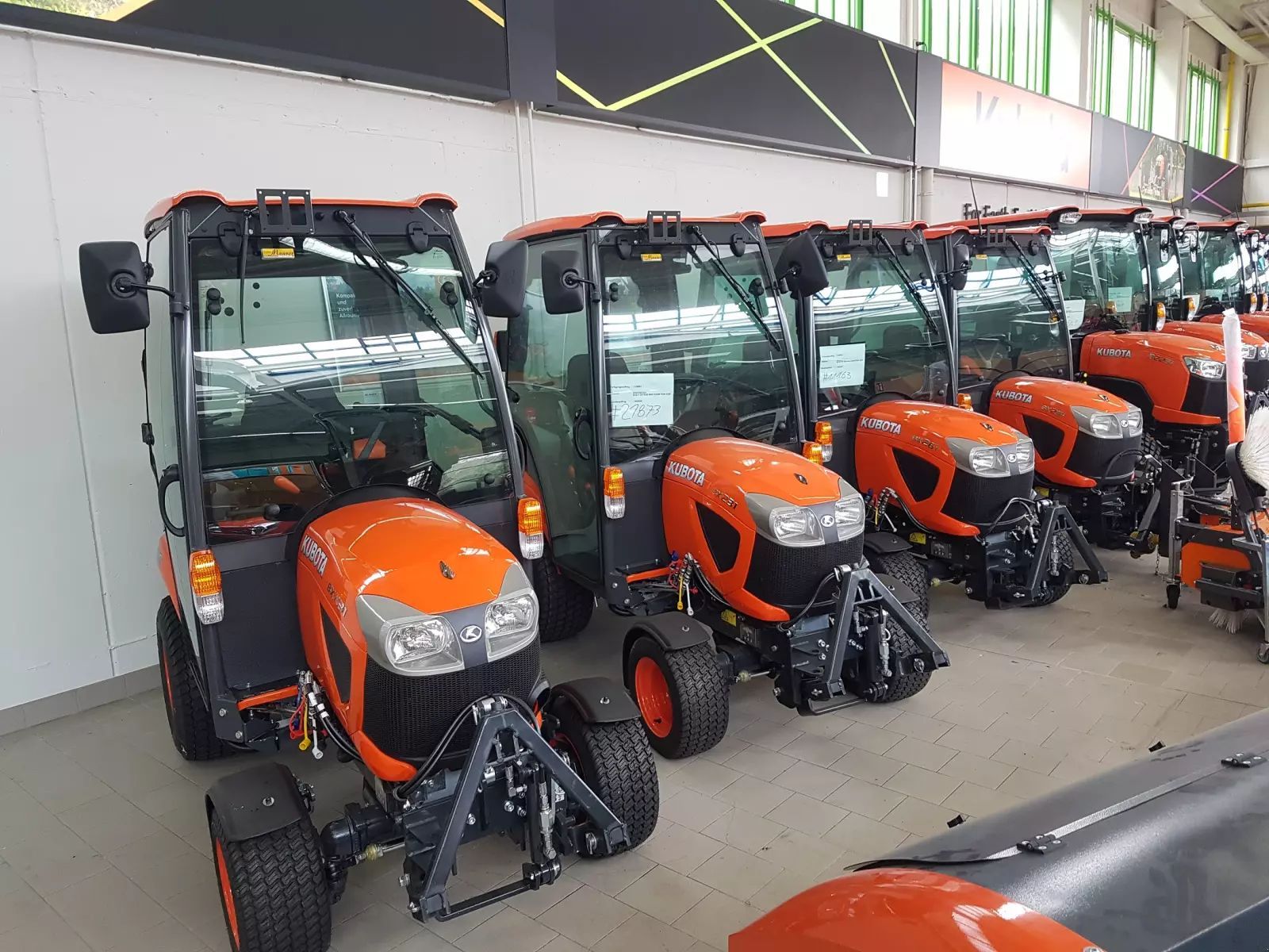 E-FARM: Kubota bx231 cab - Traktor - id UKXLZC3 - 24.500 € - Baujahr: 2025 - Motorleistung (PS): 22,Deutschland