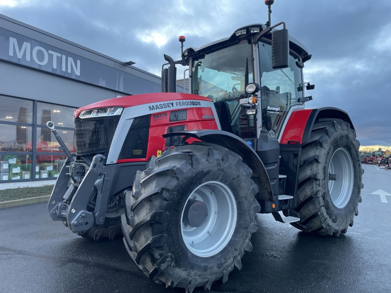 Massey Ferguson 8S.225 tractor €135,000