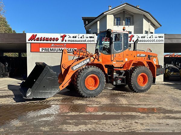 E-FARM: Doosan dl250 - Wheel loader - id VIJI62H - €47,000 - Year of construction: 2011 - Engine hours: 9,708,Engine power (HP): 164,France