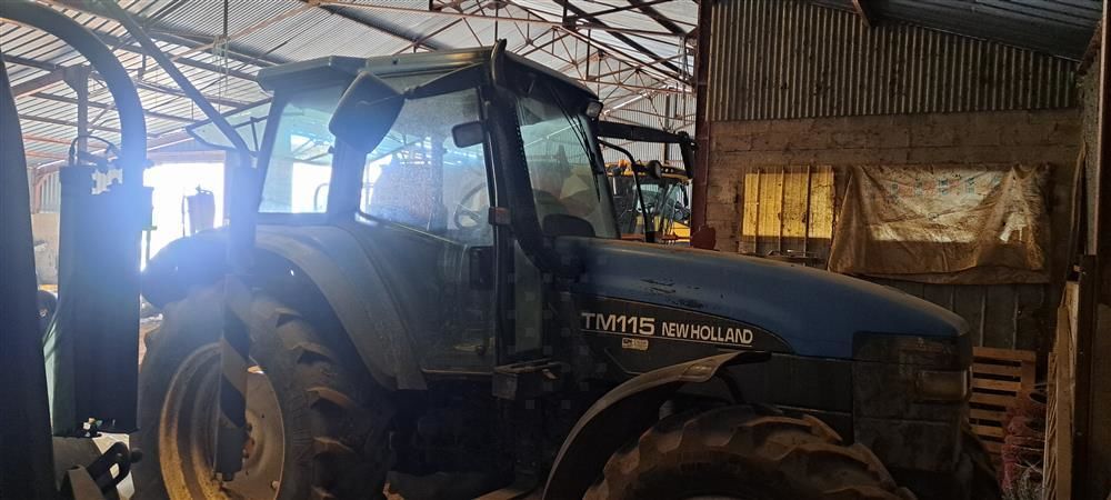E-FARM: New Holland TM115 - Tracteur - id IRJ8XBJ - Année: 2001 - Lecture du nombre d'heure: 12 450,Puissance du moteur (chevaux): 115,France