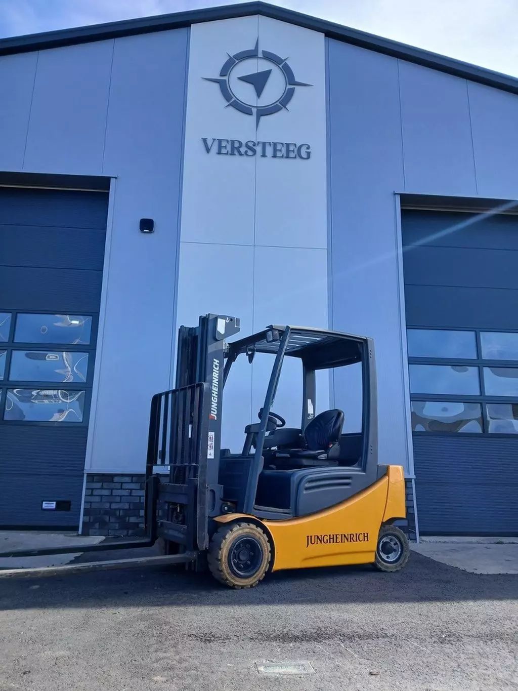 JUNGHEINRICH efg 320 Maszt sztaplowy 8250 €
