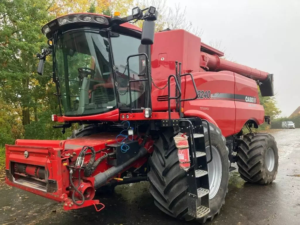 E-FARM: Case IH axial 8240 - Moissoneuse-batteuse - id NHXAHDZ - Année: 2018 - Puissance du moteur (chevaux): 571,Danemark