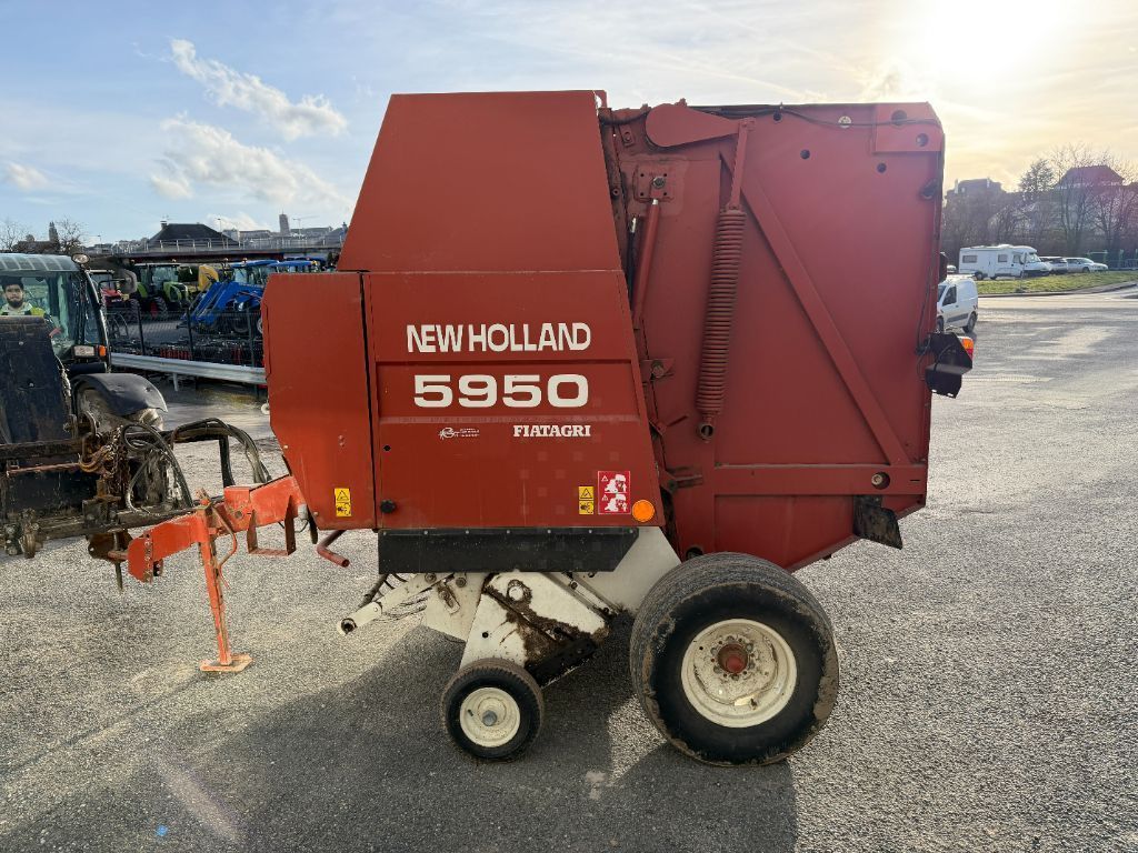 New Holland 5950 Πρέσσα 4.500 €