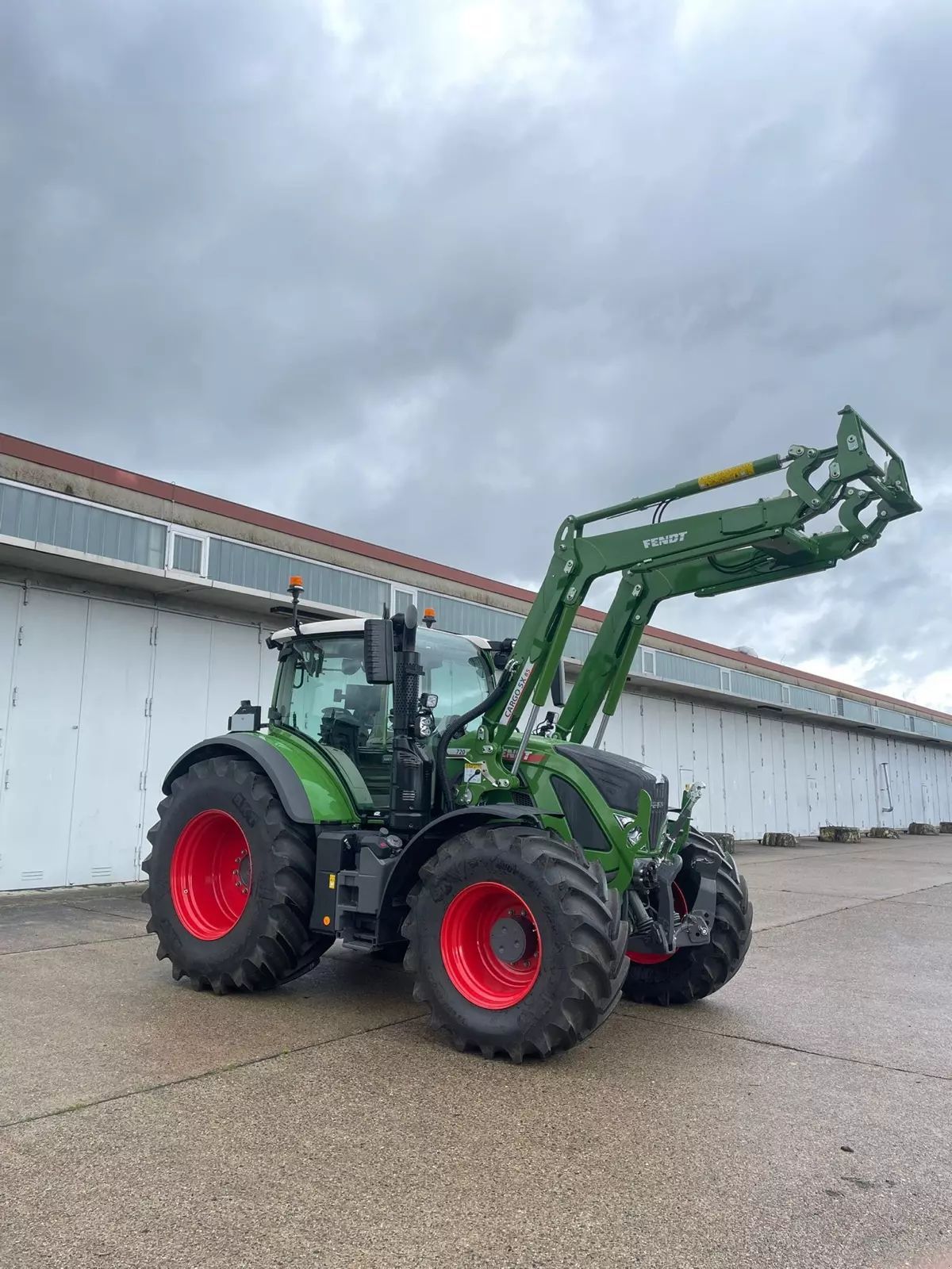 E-FARM: Fendt 720 Vario ProfiPlus - Traktor - id ZDXNLN7 - 199.900 € - Produktionsår: 2023 - Motortimer: 450,Tyskland