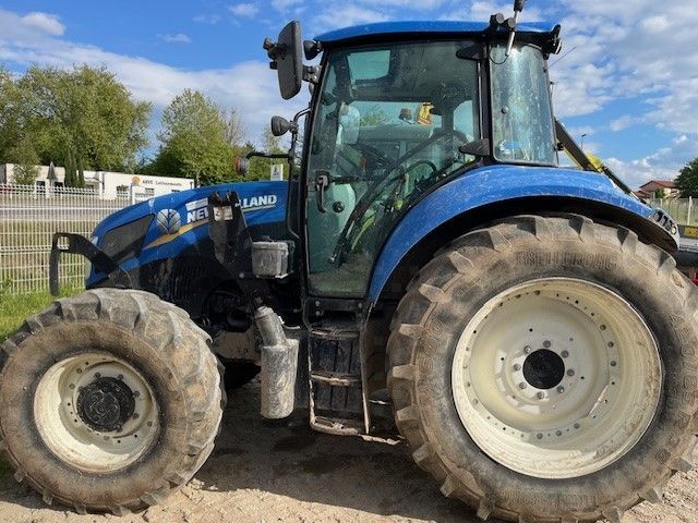 E-FARM: New Holland T5.95 - Tractor - id CMRI1JC - €30,000 - Year of construction: 2013 - Engine hours: 3,800,Engine power (HP): 95,France