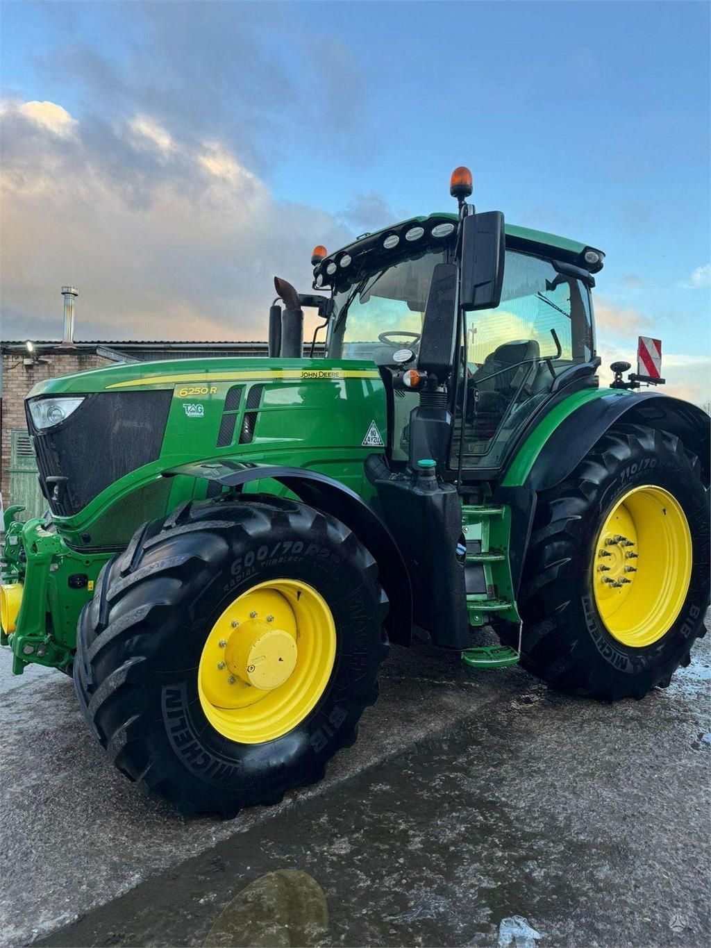John Deere 6250 R Tractor €120,500