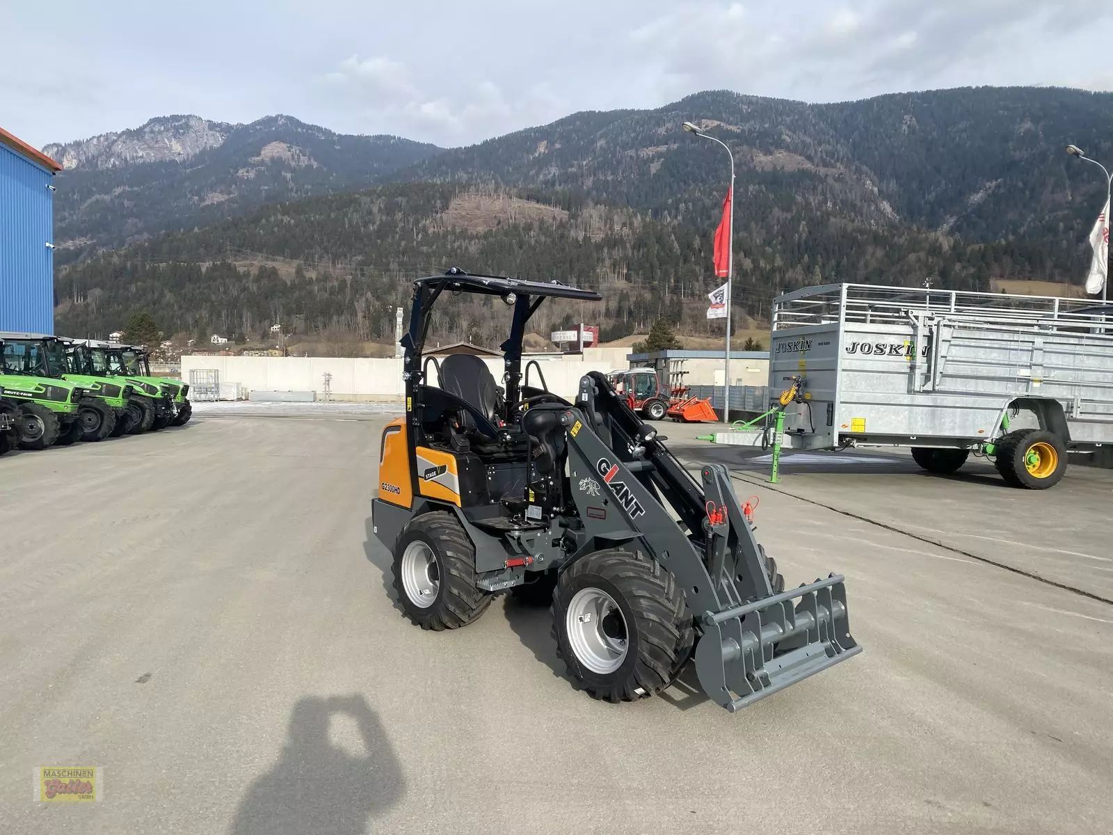 E-FARM: Giant g 2300 hd mit abklappbarem fahrerschutzdach - Tele wheel loader - id LMG6YNV - €34,583 - Year of construction: 2025 - Engine hours: 3,Engine power (HP): 26,Austria