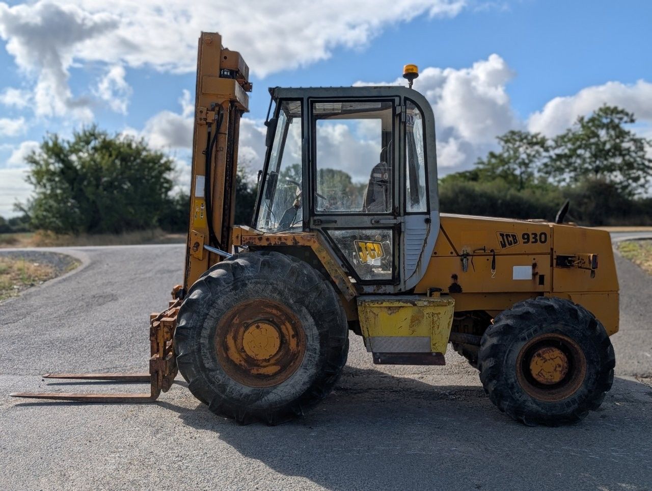 E-FARM: JCB 930 - Maszt sztaplowy - id M6JMTGH - 6500 € - Rok produkcji: 1989 - Motogodziny: 5000,Francja