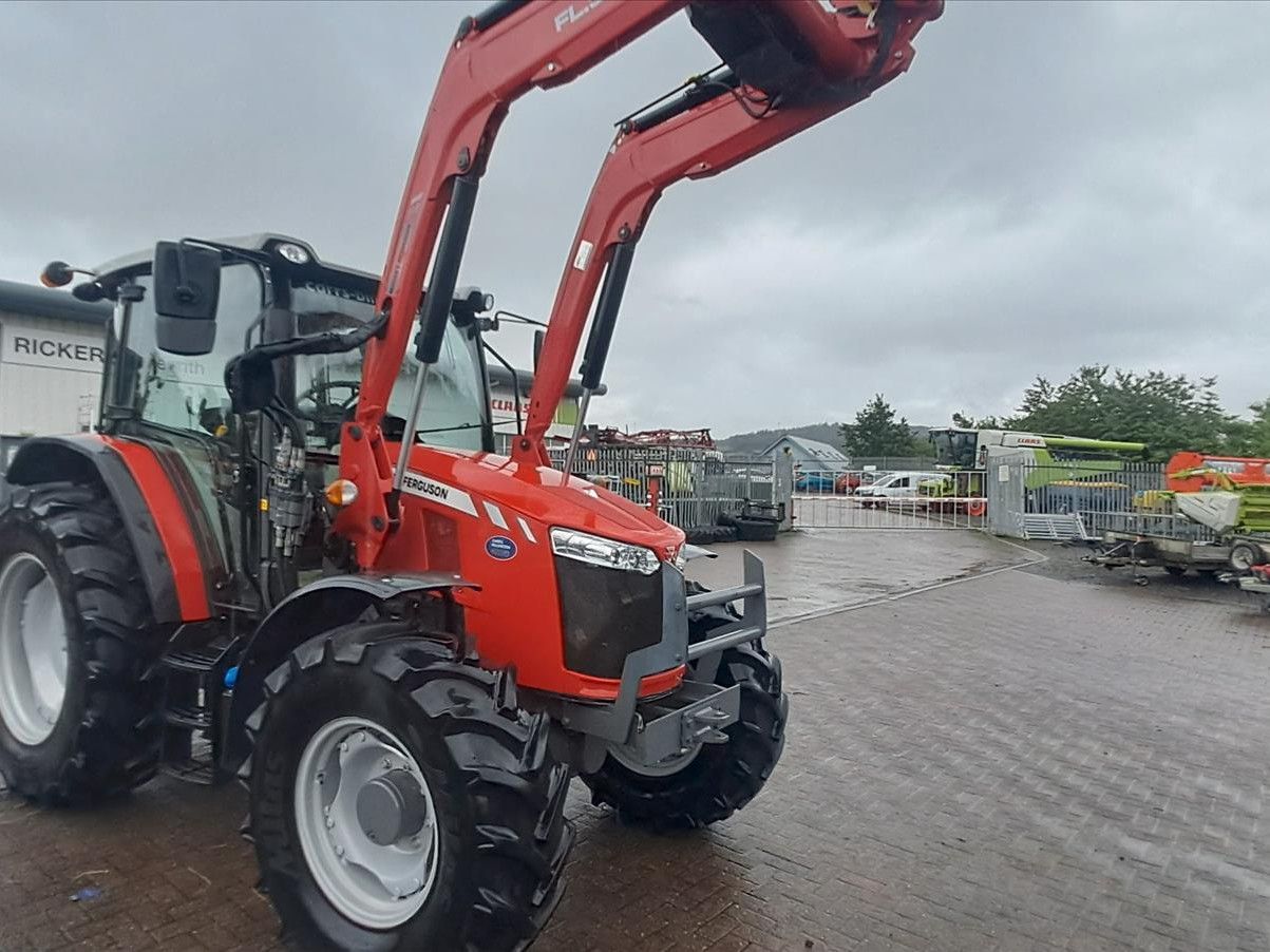 E-FARM: Massey Ferguson 5711 - Tracteur - id JPDAAQX - 58 913 € - Année: 2020 - Lecture du nombre d'heure: 850,Puissance du moteur (chevaux): 110,Royaume-Uni