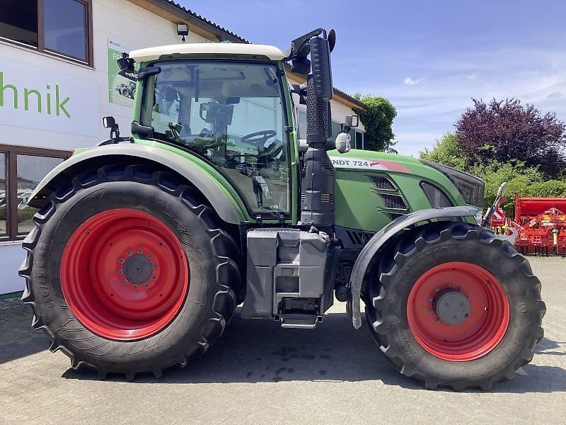 E-FARM: Fendt 724 Vario ProfiPlus - Traktor - id E1YNRGD - 99.700 € - Baujahr: 2015 - Abgelesene Motorstunden: 6.140,Motorleistung (PS): 240,Deutschland
