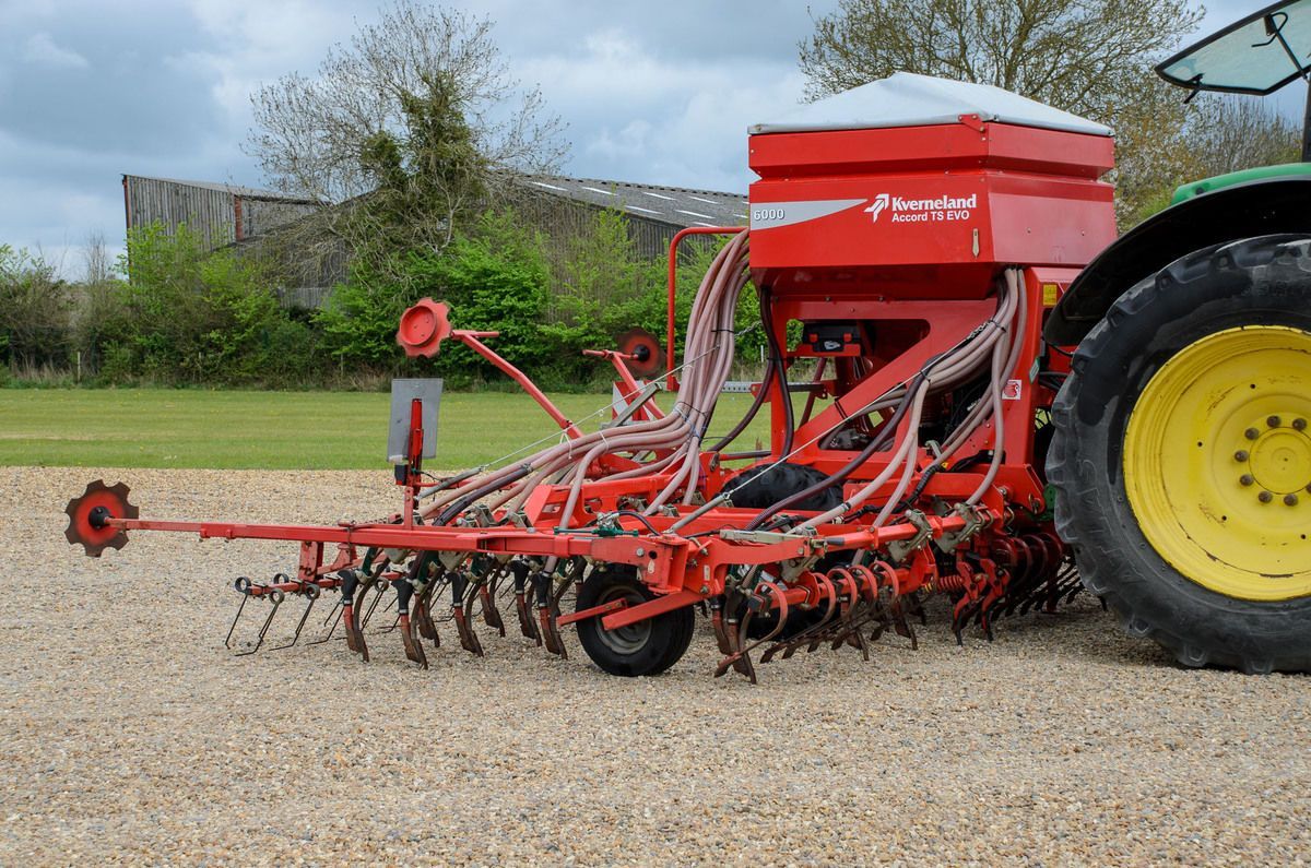 E-FARM: Kverneland evo 6000 tine drill 6m - Semoir direct - id UW8DDSJ - 22 257 € - Année: 2012 - Royaume-Uni