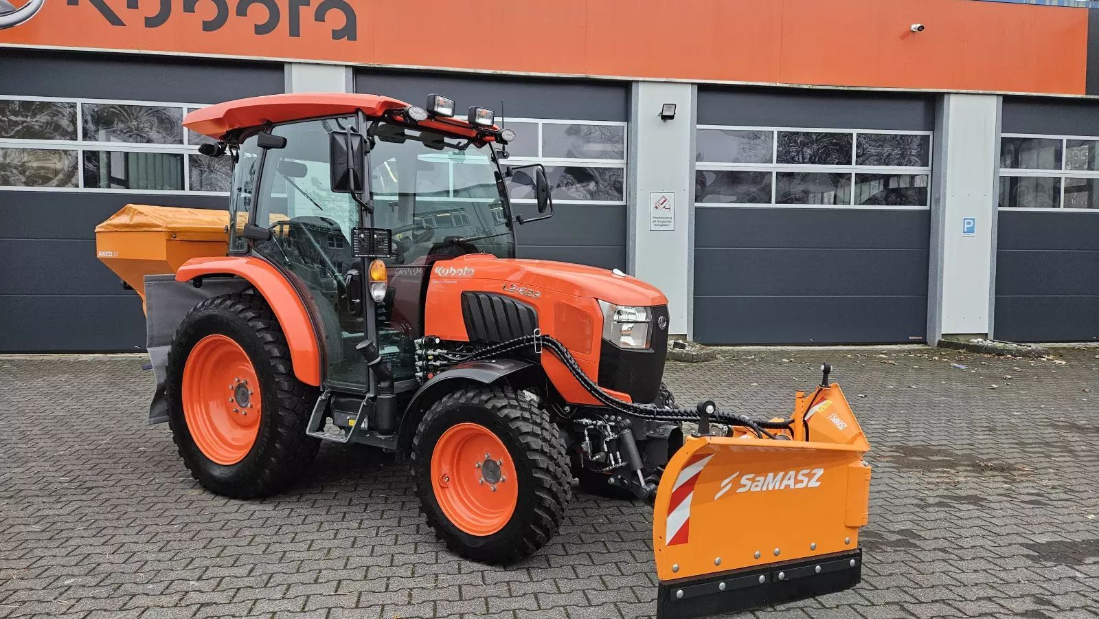 E-FARM: Kubota l2-622 winterdienst - Traktor - id NQT4A1N - Rok produkcji: 2025 - Motogodziny: 1,Moc silnika: 62,Niemcy