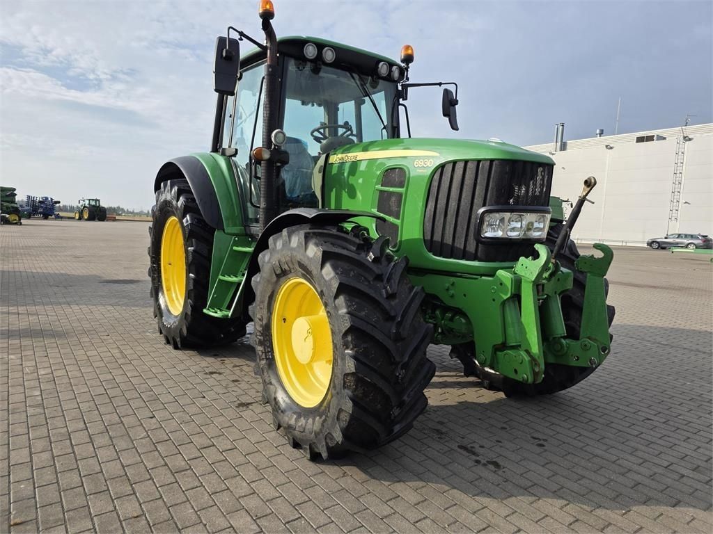 E-FARM: John Deere 6930 Premium - Tractor - id FCBSGT6 - €46,000 - Year of construction: 2010 - Engine hours: 8,434,Engine power (HP): 150,Lithuania
