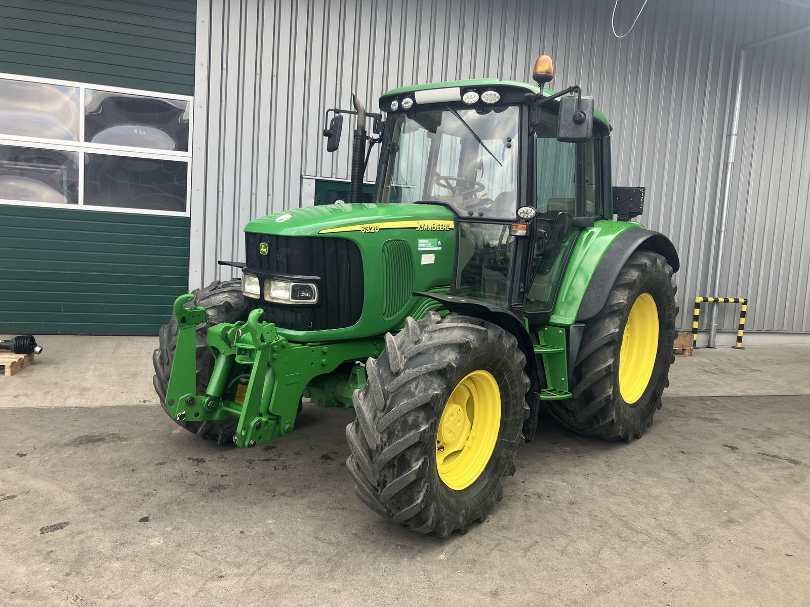 E-FARM: John Deere 6320 Premium - Tractor - id PSBNMFG - €49,500 - Year of construction: 2002 - Engine power (HP): 100,Austria