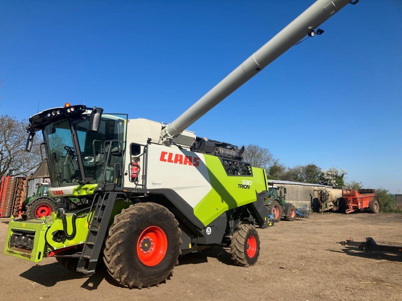 E-FARM: Claas Trion 530 - Cosechadora - id 1IT4MGV - 212.964 € - Año: 2022 - Horas: 400,Reino Unido