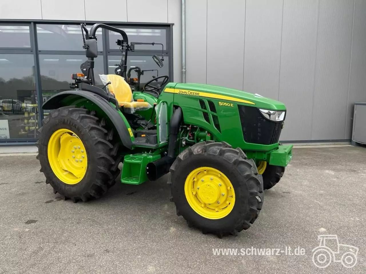 E-FARM: John Deere 5050 E - Traktor - id PFAUCD7 - 26 042 € - Rok produkcji: 2022 - Motogodziny: 2,Moc silnika: 50,Niemcy