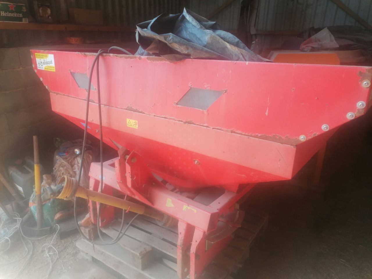 E-FARM: Kuhn mds 932 m - Epandeur d'engrais - id CC2SIQP - Année: 2003 - France