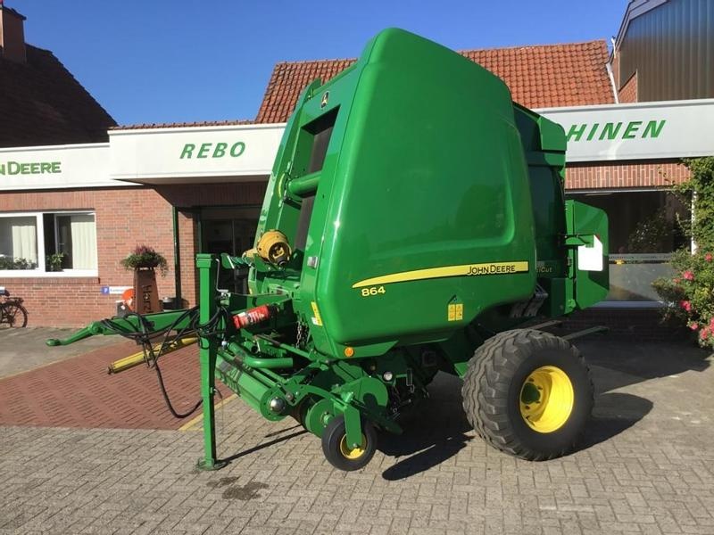 John Deere 864 Premium MaxiCut 25 baler €18,000