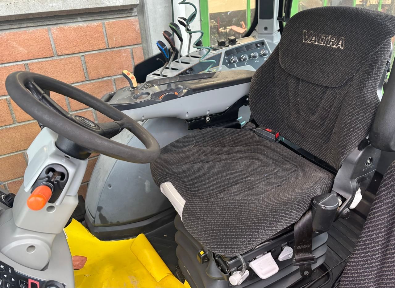 Valtra T 174 Trattore