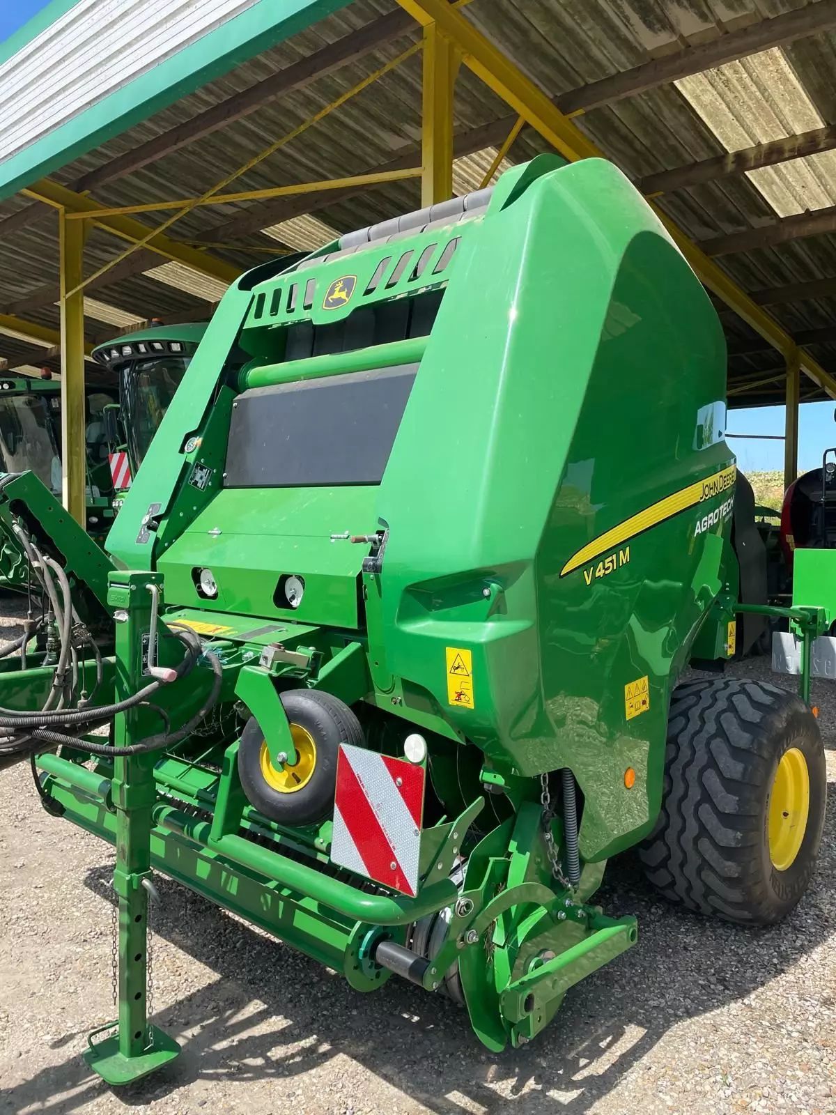E-FARM: John Deere V451M - Presă de balotat - id PJCYJJF - 31.000 EUR - Anul: 2019 - Franța