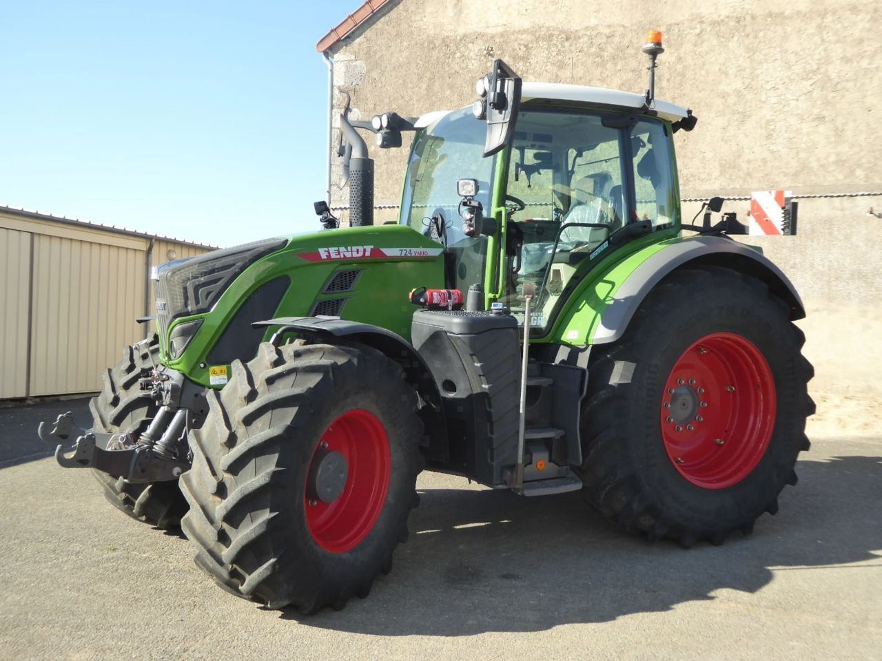 E-FARM: Fendt 724 Vario - Tractor - id D2QCLUX - €156,000 - Year of construction: 2022 - Engine hours: 1,950,Engine power (HP): 240,France