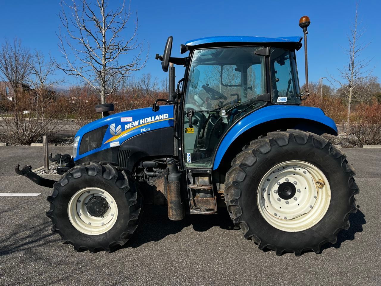 E-FARM: New Holland T4.105 - Tractor - id CRKQBBR - 39.000 € - Año: 2015 - Horas: 5500,Potencia del motor: 105,Francia