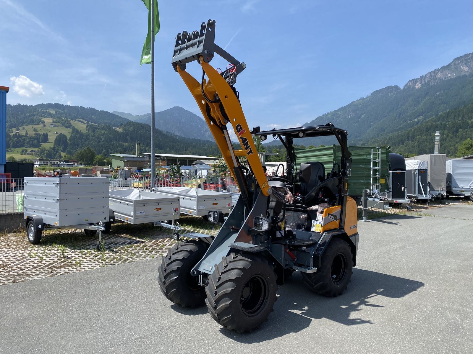 E-FARM: Giant g 2500 hd mit abklappbaren fahrerschutzdach - Kerekes rakodógép - id B33QVG8 - 39 084 EUR - Gyártási év: 2025 - Motor teljesítménye (LE): 26,Ausztria