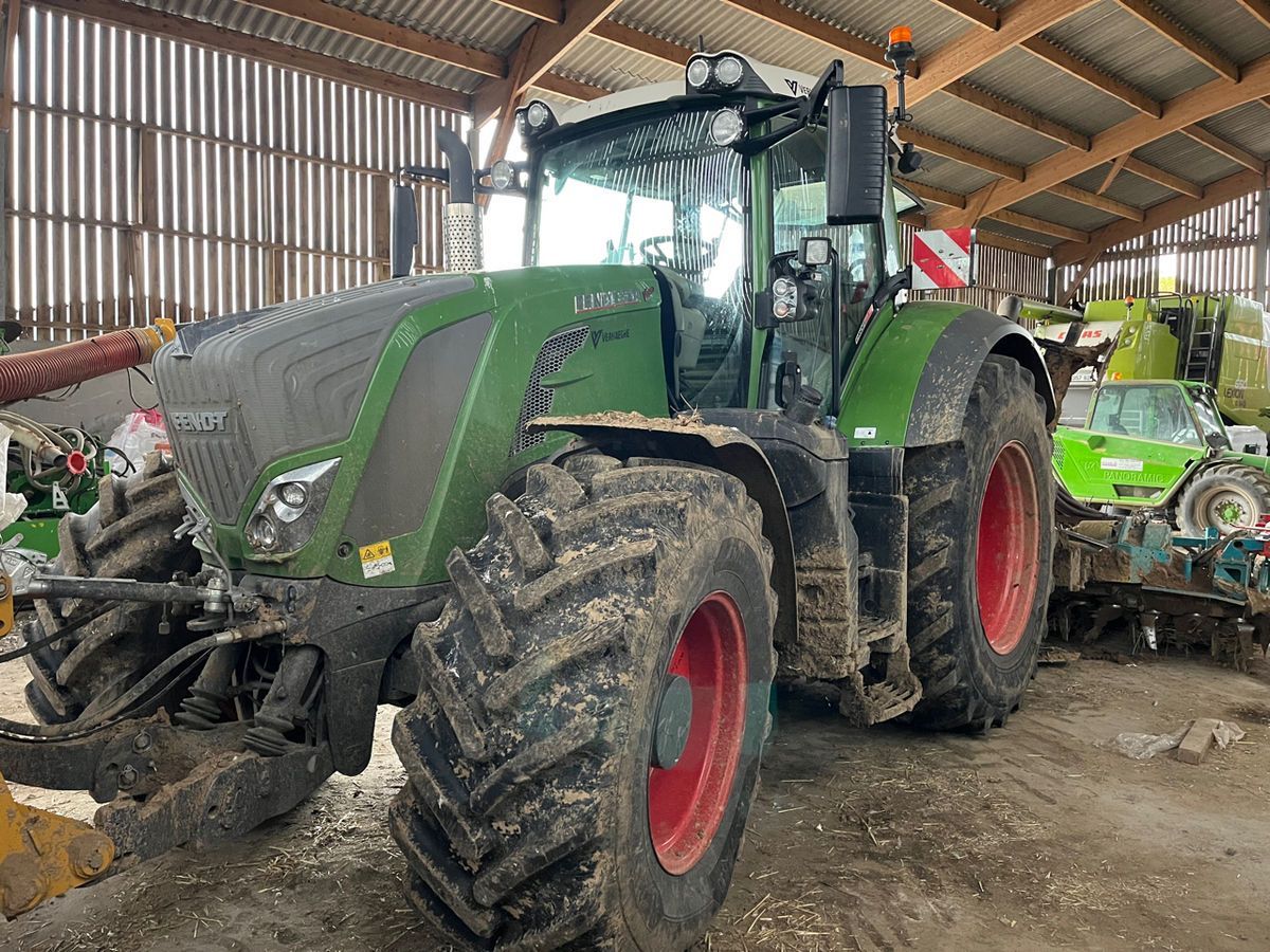 Fendt 824 Vario Profi+ Tractor