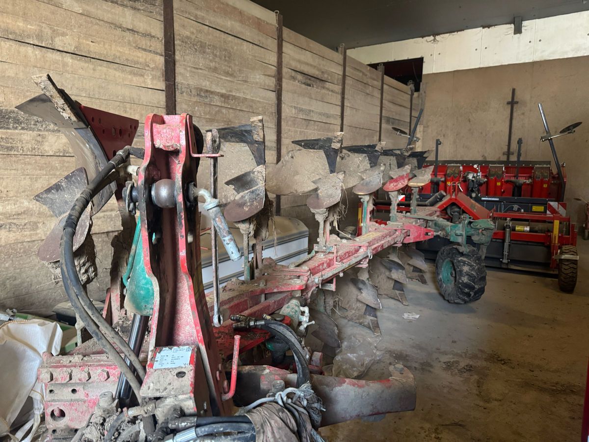 E-FARM: Kverneland LS 100 - Plough - id C5UNHPM - €15,500 - Year of construction: 2014 - France