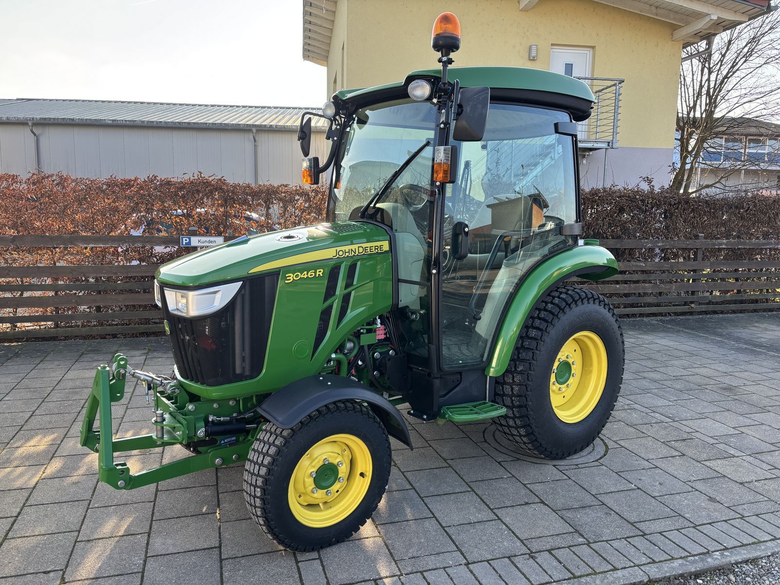 John Deere 3046 R Tractor 41.933 €