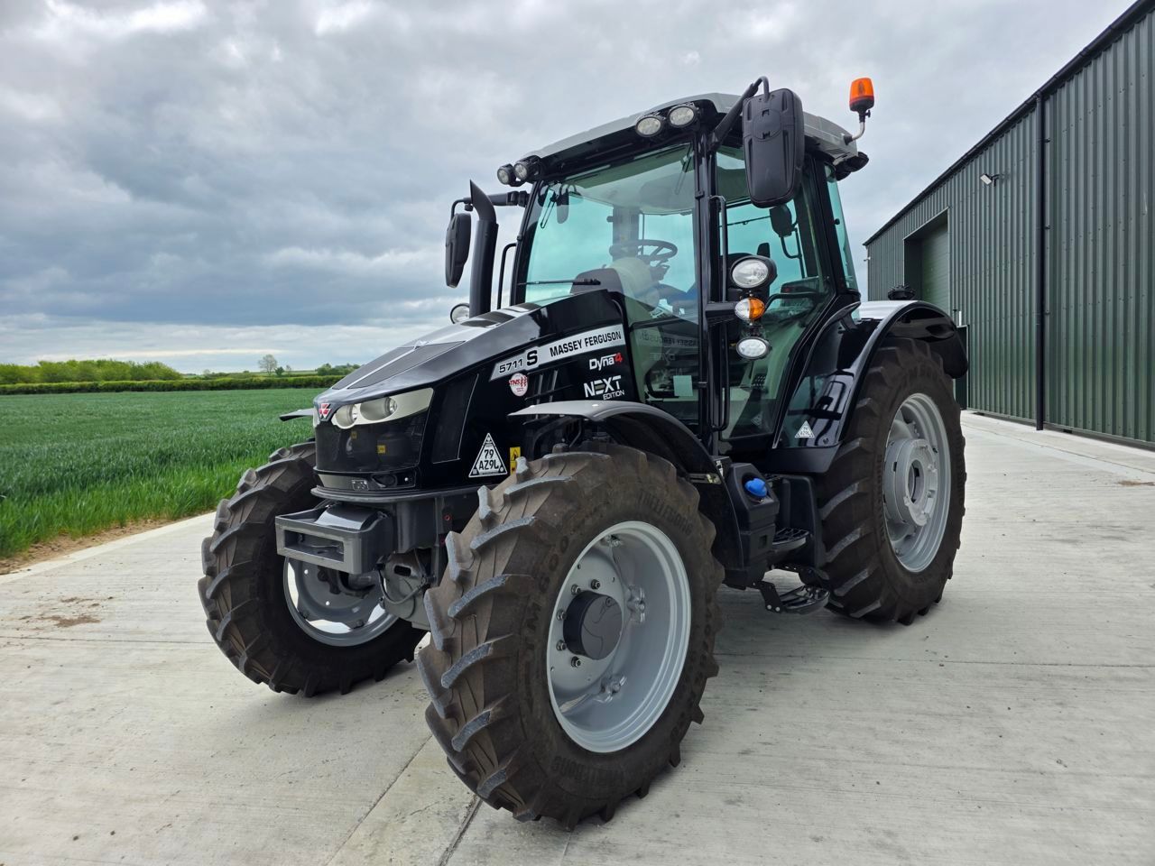 E-FARM: Massey Ferguson 5711 - Tractor - id UUFLF8T - 60.131 € - Año: 2020 - Horas: 811,Potencia del motor: 130,Reino Unido