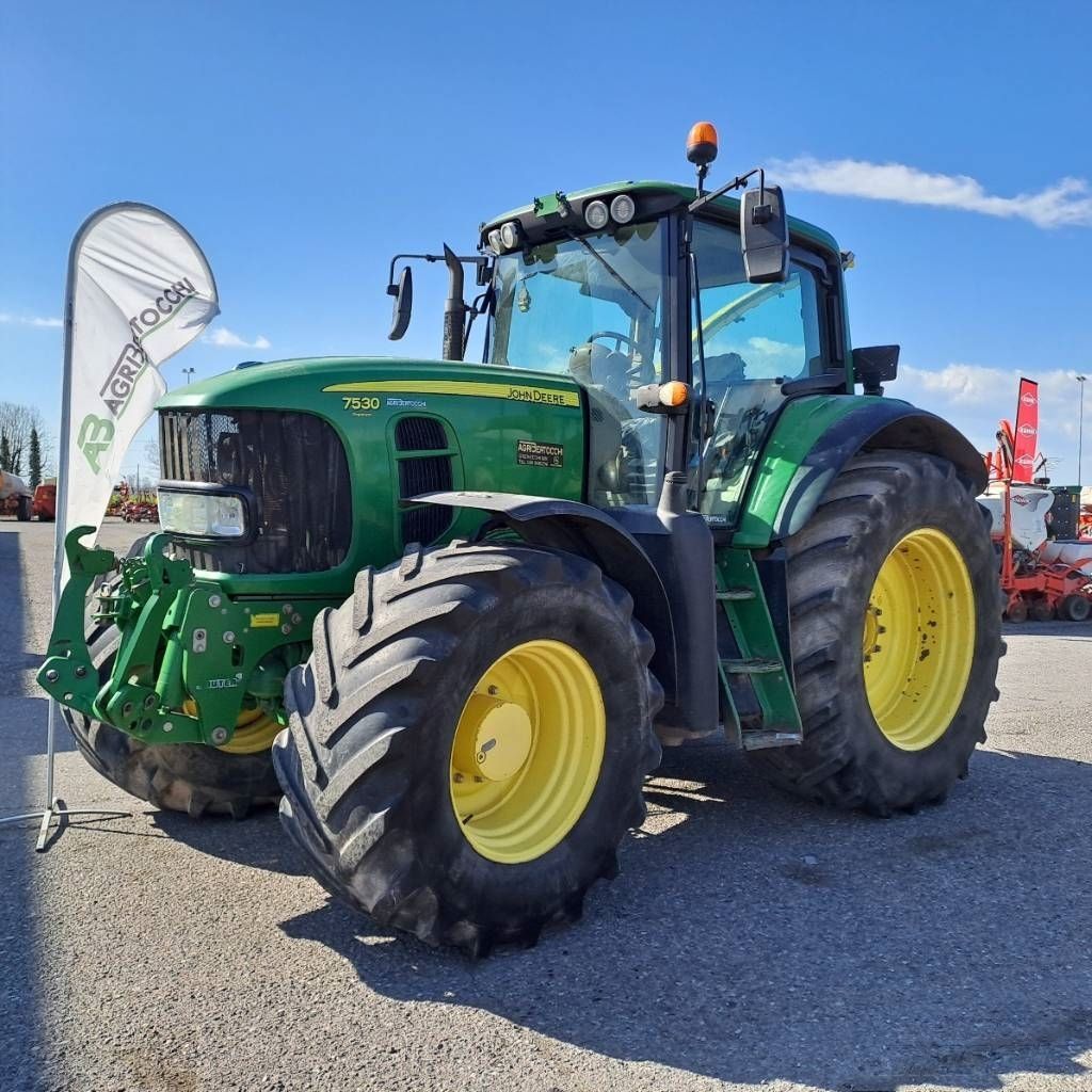 E-FARM: John Deere 7530 Premium - Traktor - id F3JPAAK - 45.000 € - Baujahr: 2010 - Abgelesene Motorstunden: 15.240,Motorleistung (PS): 216,Italien