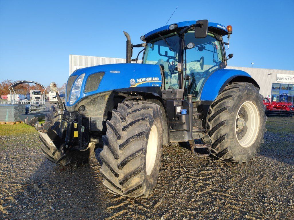 E-FARM: New Holland T7.235 - Tracteur - id K47HE4Y - Année: 2013 - Lecture du nombre d'heure: 6 686,Puissance du moteur (chevaux): 185,France