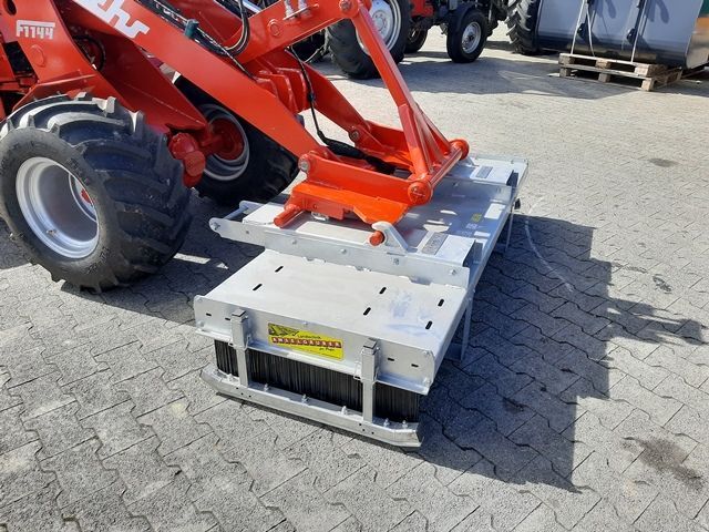E-FARM: Fliegl kehrbesen löwe 250 cm mit euroaufnahme und palet - Anbaugerät - id VDHCQAC - 2.917 € - Österreich