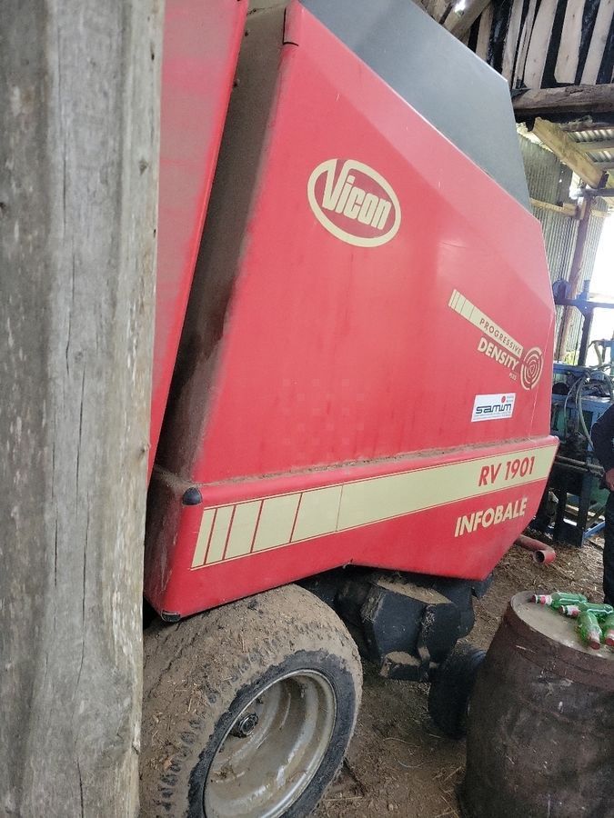 E-FARM: Vicon RV 1901 - Pressa - id C11M2M3 - 4.800 € - Anno di costruzione: 2003 - Balle prodotte: 31.000,Francia