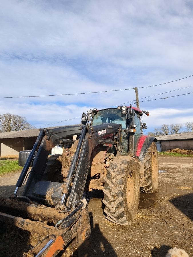 Valtra G 135 Tractor