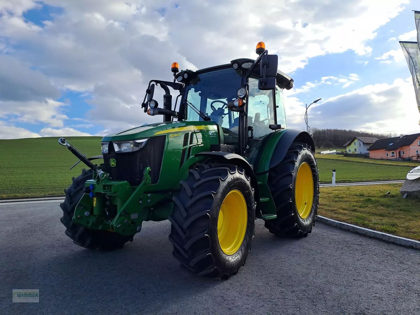 E-FARM: John Deere 5090 R - Traktor - id WCQSBMB - 64.602 € - Baujahr: 2017 - Abgelesene Motorstunden: 2.250,Motorleistung (PS): 90,Österreich