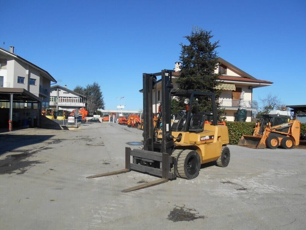 E-FARM: Caterpillar dp40kl - Gabelstapler - id B6CUAIC - 19.500 € - Baujahr: 2004 - Abgelesene Motorstunden: 5.559,Italien