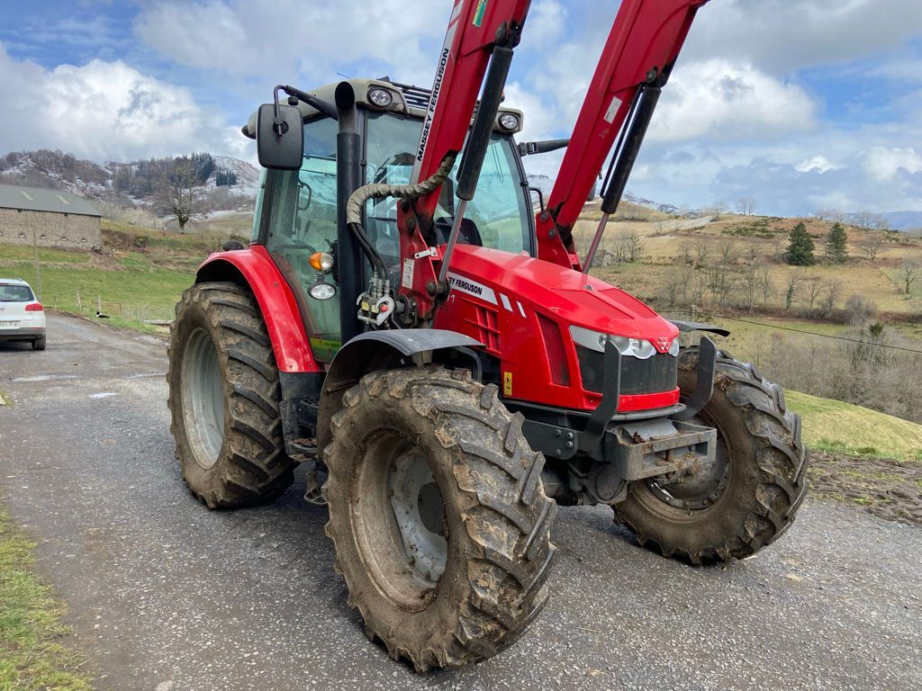 E-FARM: Massey Ferguson 5611 Essential - Tracteur - id 9WXWGUZ - 36 000 € - Année: 2014 - Lecture du nombre d'heure: 7 400,Puissance du moteur (chevaux): 110,France