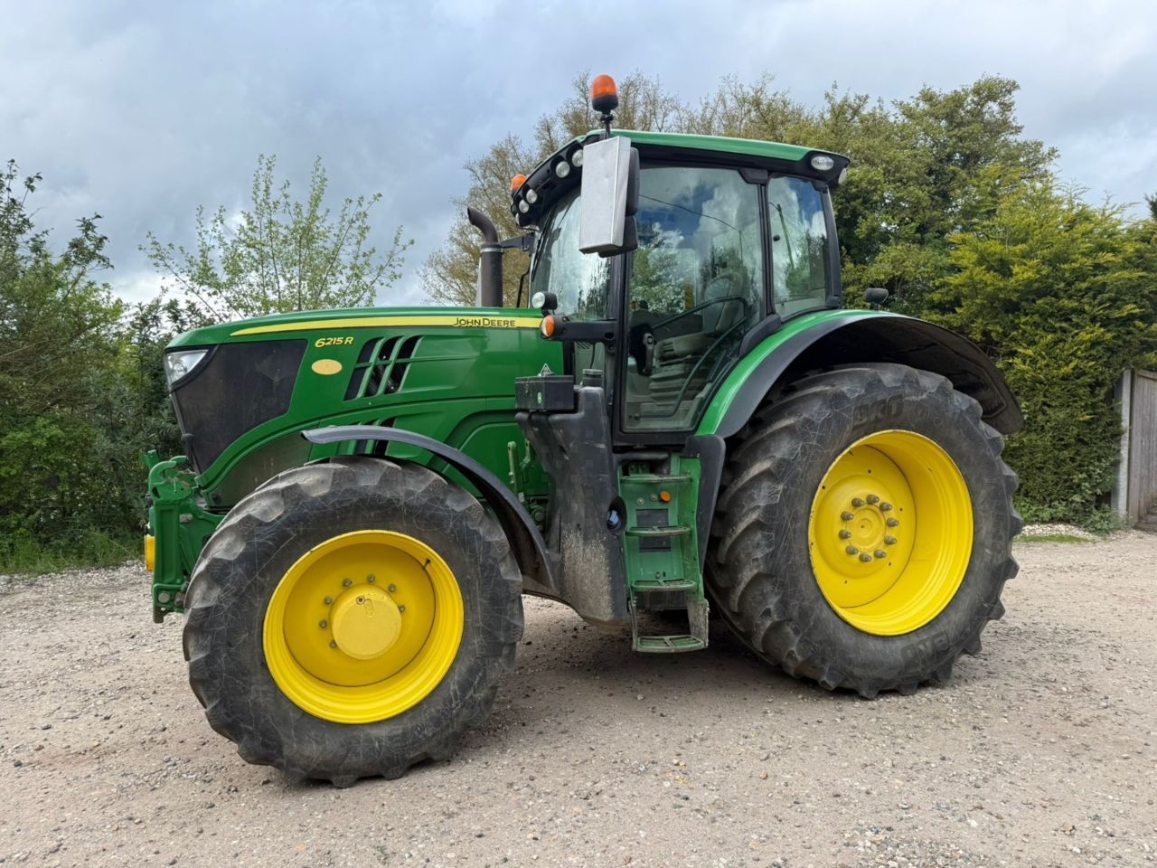 John Deere 6215 R Tractor €63,079