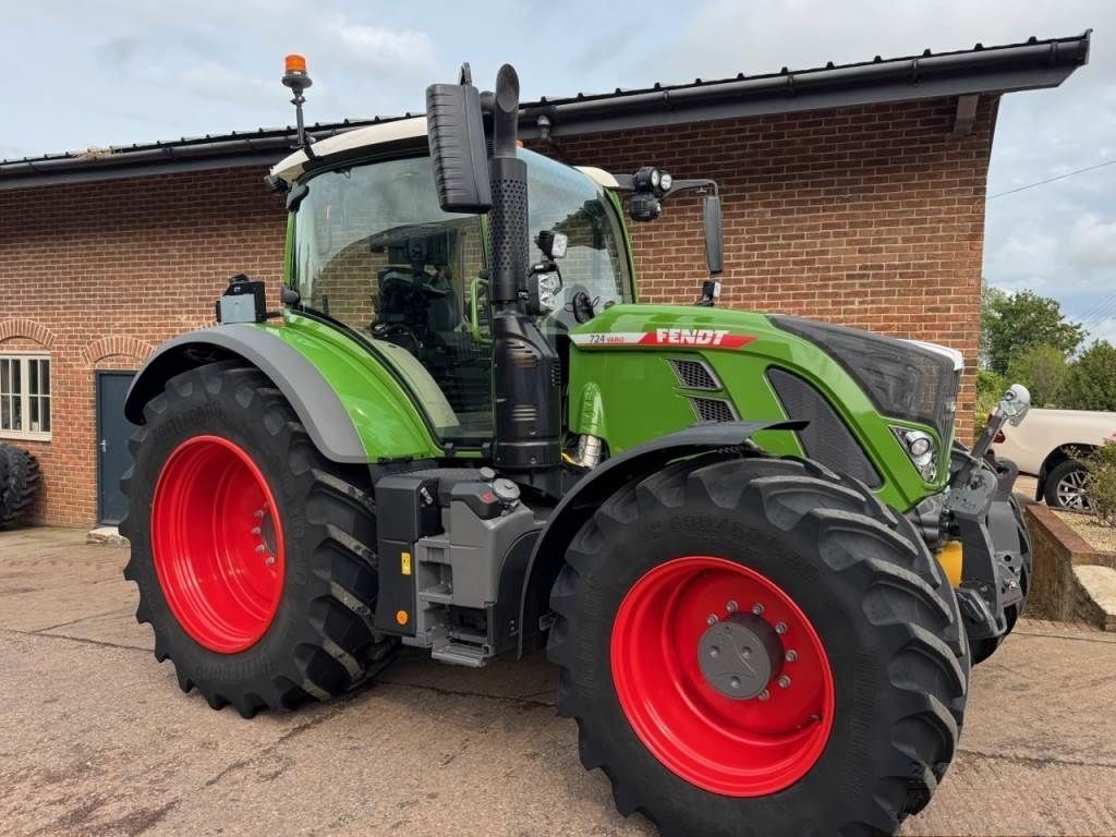 E-FARM: Fendt 724 Vario - Trattore - id XSM3CSU - Anno di costruzione: 2025 - Ore: 965,Regno Unito