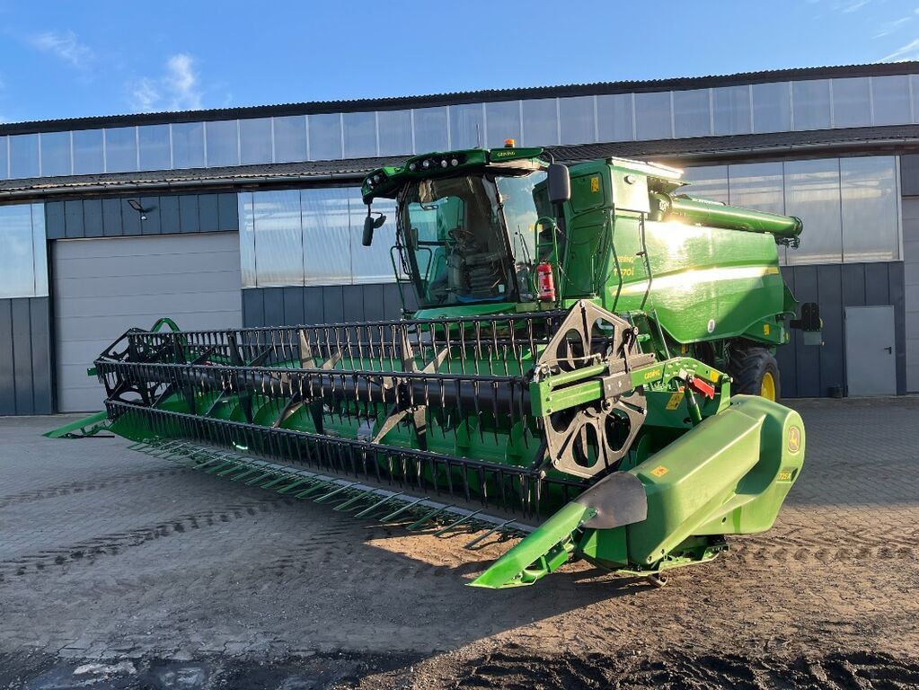 John Deere T 670i Combine harvester €359,000