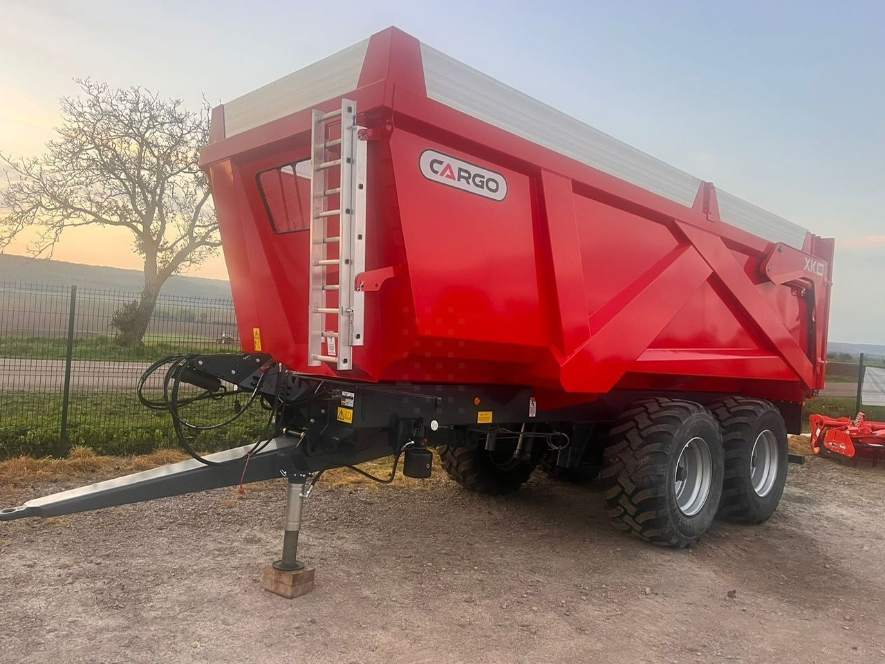E-FARM: Cargo xk 18 - Benne - id XA1ABFI - Année: 2024 - France