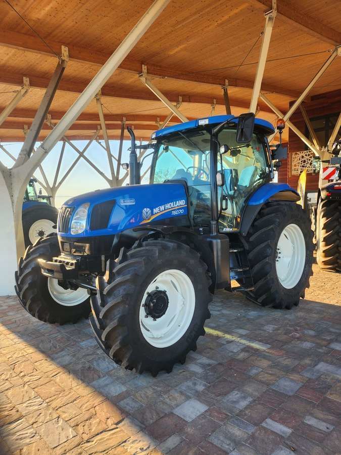 E-FARM: New Holland T6070 - Tractor - id CFHANEU - Year of construction: 2011 - Engine hours: 5,500,Engine power (HP): 178,Italy