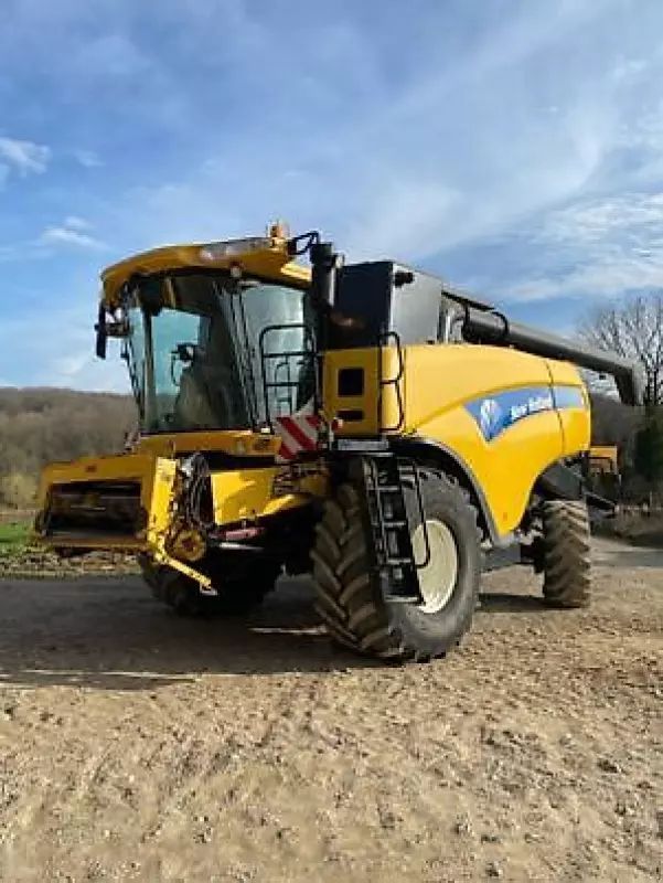 E-FARM: New Holland CX 8090 - Combine harvester - id 97KJZJ1 - €68,000 - Year of construction: 2007 - Engine hours: 5,800,France